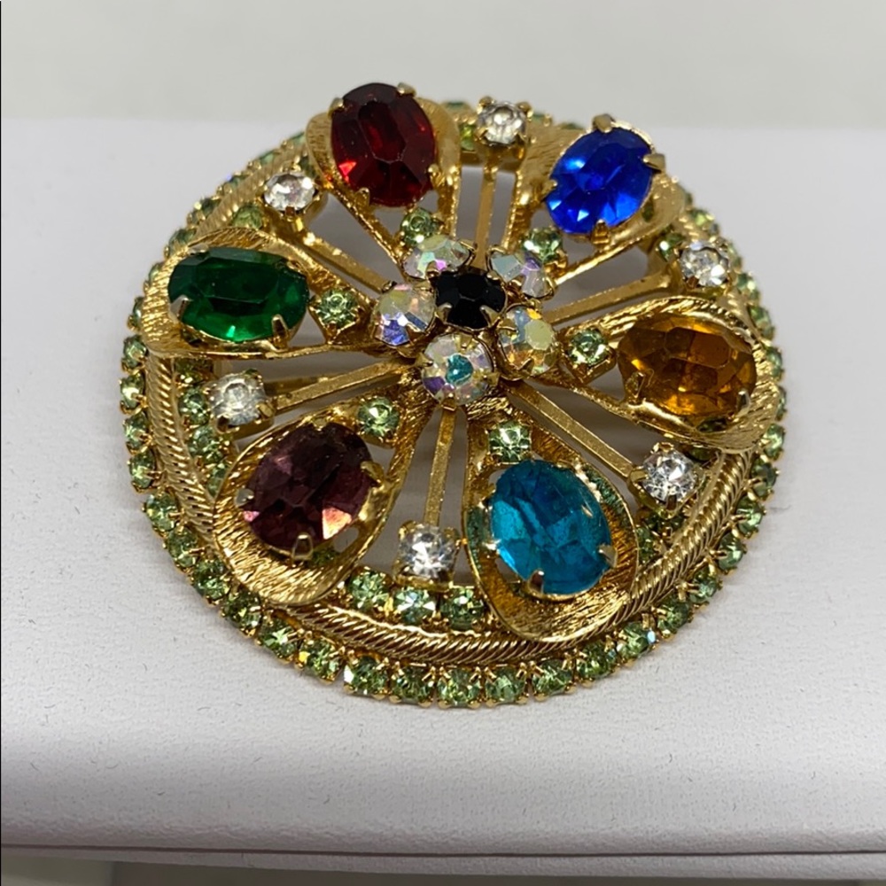 Stunning vintage Warner pin